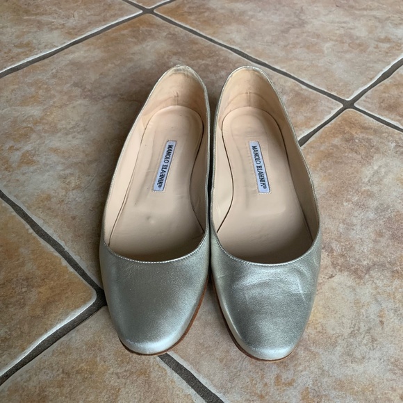 Manolo Blahnik Metallic Platinum Leather Flats - Picture 2 of 16